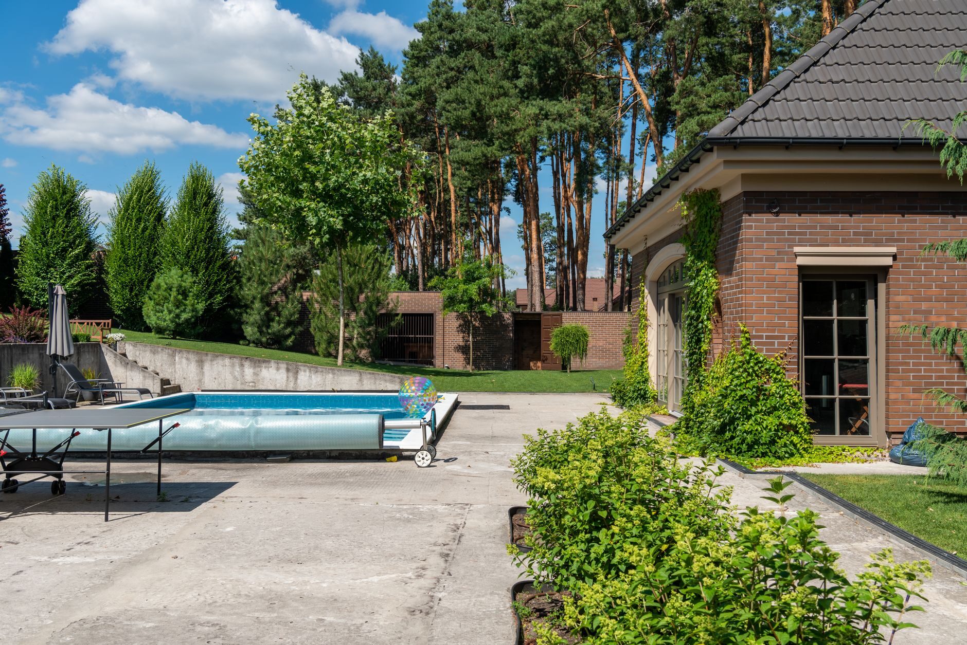 Modern smooth concrete patio